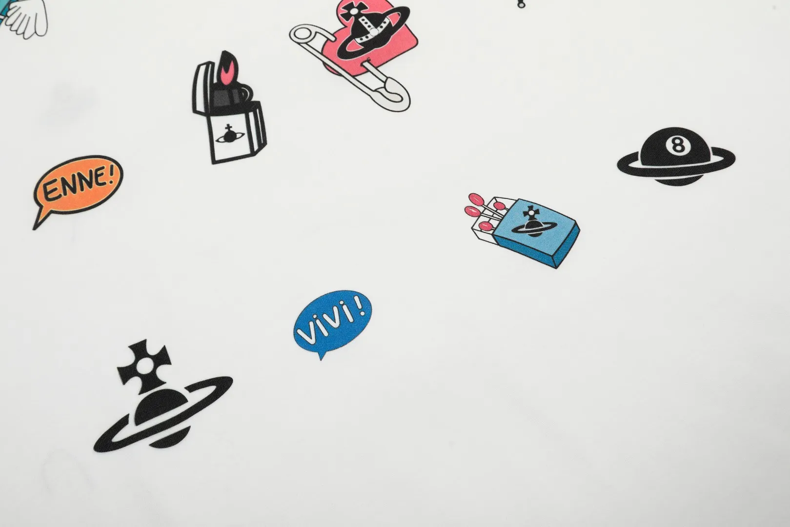 VIVI 147# "Exclusive Style" vivienne west wood Queen Mother of the West Vivienne Saturn small label cartoon printed short-sleeves, full series of correct accessories, every detail is completely restored, and can be filled directly. Size: XS-L